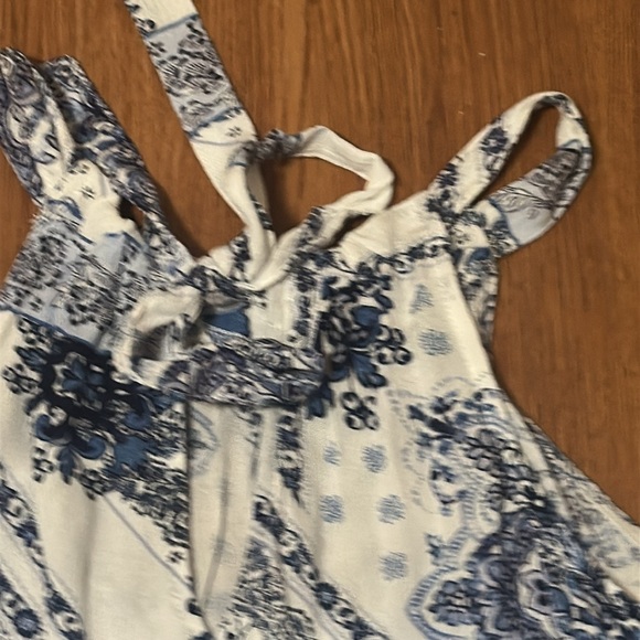 Blue and White Patterned Women's Top Size Medium no tag Tie Neck Summer Top - Picture 7 of 9